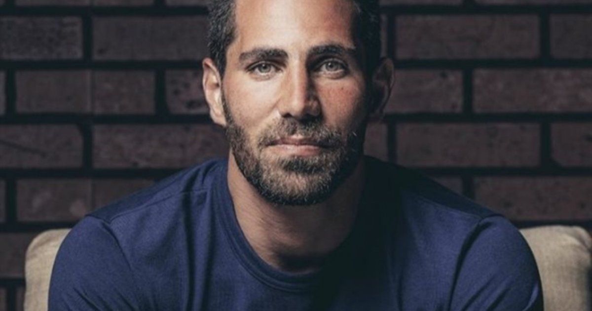 شاهد .. بالفيديو - داخل سيارة النقل...عزيز مرقة يتعرض لموقف مضحك