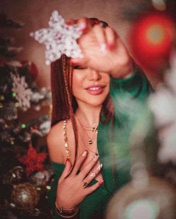 شاهد .. هيفا وهبي تخطف القلوب بإطلالتها الخاصة بعيد الميلاد.. وجمالها حديث الساعة