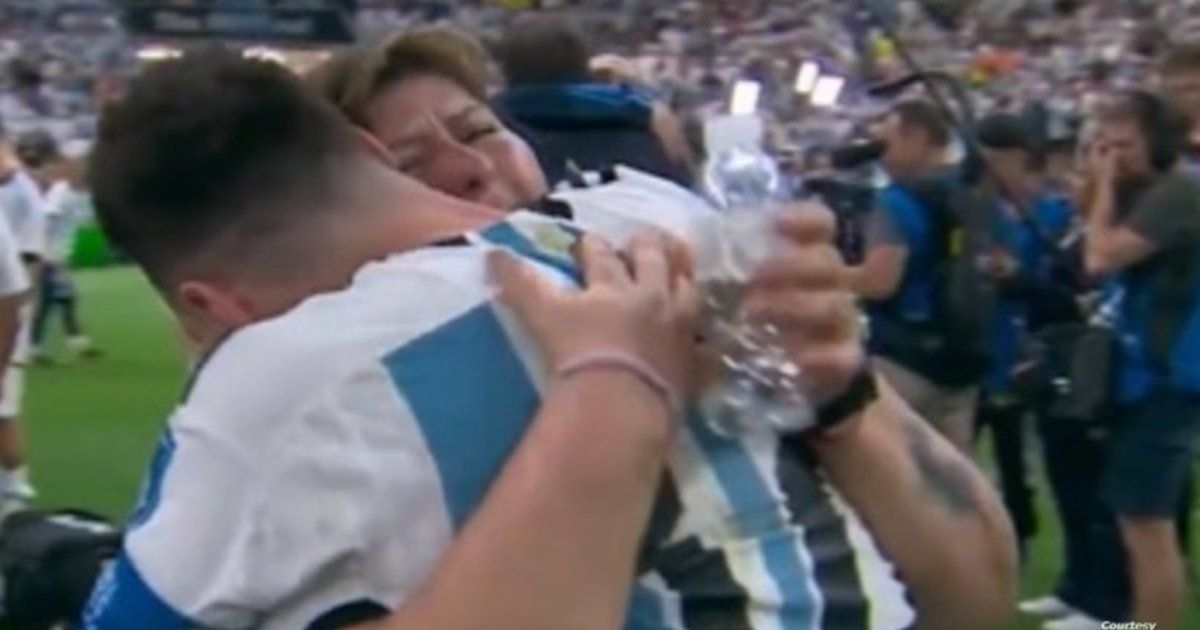 شاهد .. بعدما اعتقد الكثير أنها والدته.. إليكم هوية السيدة التي حضنها ميسي بحرارة