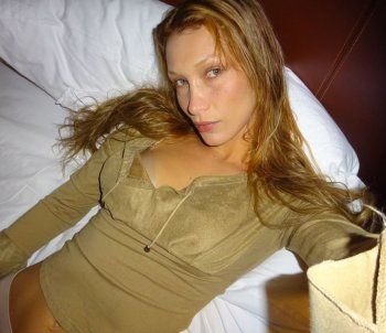 شاهد .. بيلا حديد بتغيير جذري بشكلها الخارجي.. وهل تقلد شقيقتها جيجي؟