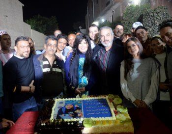 شاهد .. هكذا احتفلت سهير رمزي وأسرة مسلسل "أم البنات" بانطلاق التصوير-بالصور