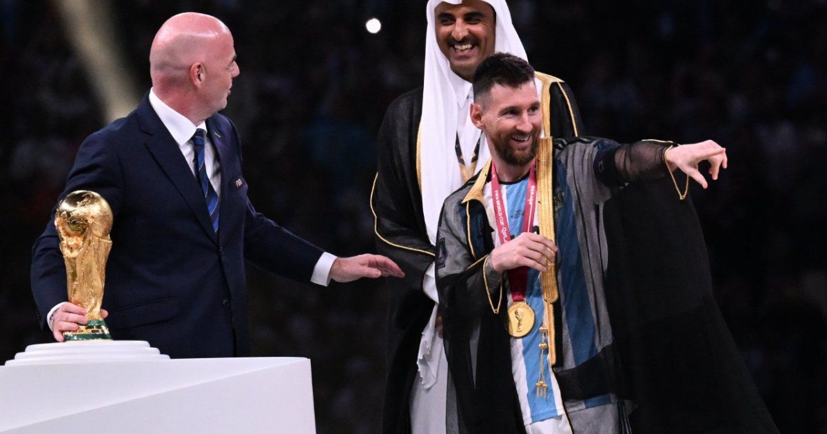 شاهد .. بسبب ميسي..."البشت" العربي يتصدر التريند ويصبح الأكثر مبيعاً عالمياً