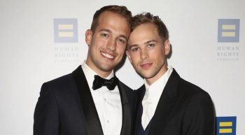 شاهد .. بالصور - نجم شهير تحول الى إمرأة..ارتبط برجل ثم اكتشف انه يحب النساء!