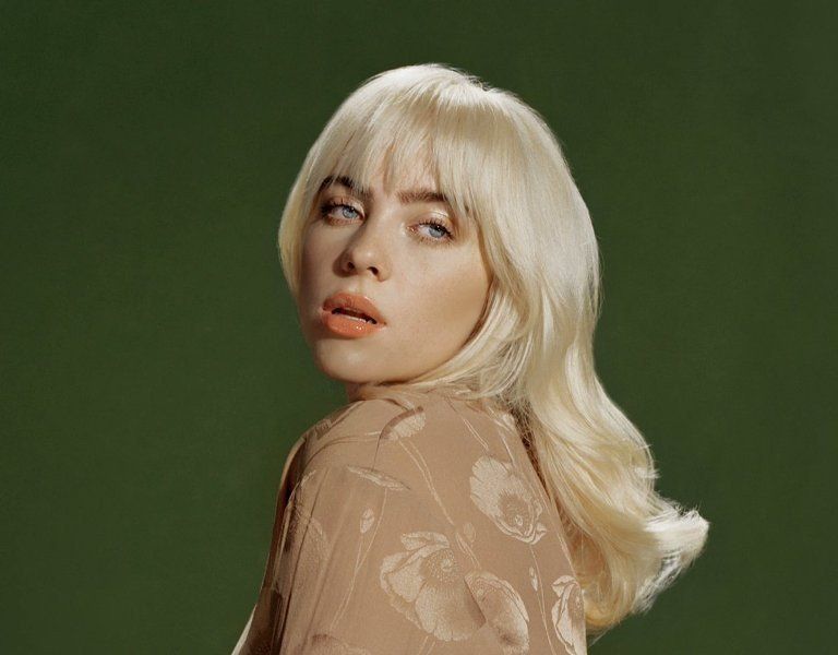 شاهد .. بالصور - بيلي إيليش تحتفل بعيد ميلادها في بدلة بابا نويل