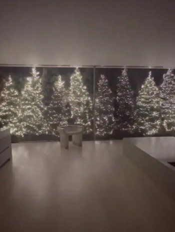 شاهد .. صور أشجار النجوم لعيد الميلاد ستذهلكم... كيم كارداشيان وضعت 8 وشجرة بريتني سبيرز الأجمل!