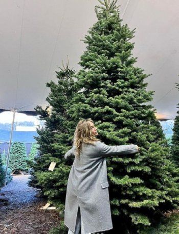 شاهد .. صور أشجار النجوم لعيد الميلاد ستذهلكم... كيم كارداشيان وضعت 8 وشجرة بريتني سبيرز الأجمل!