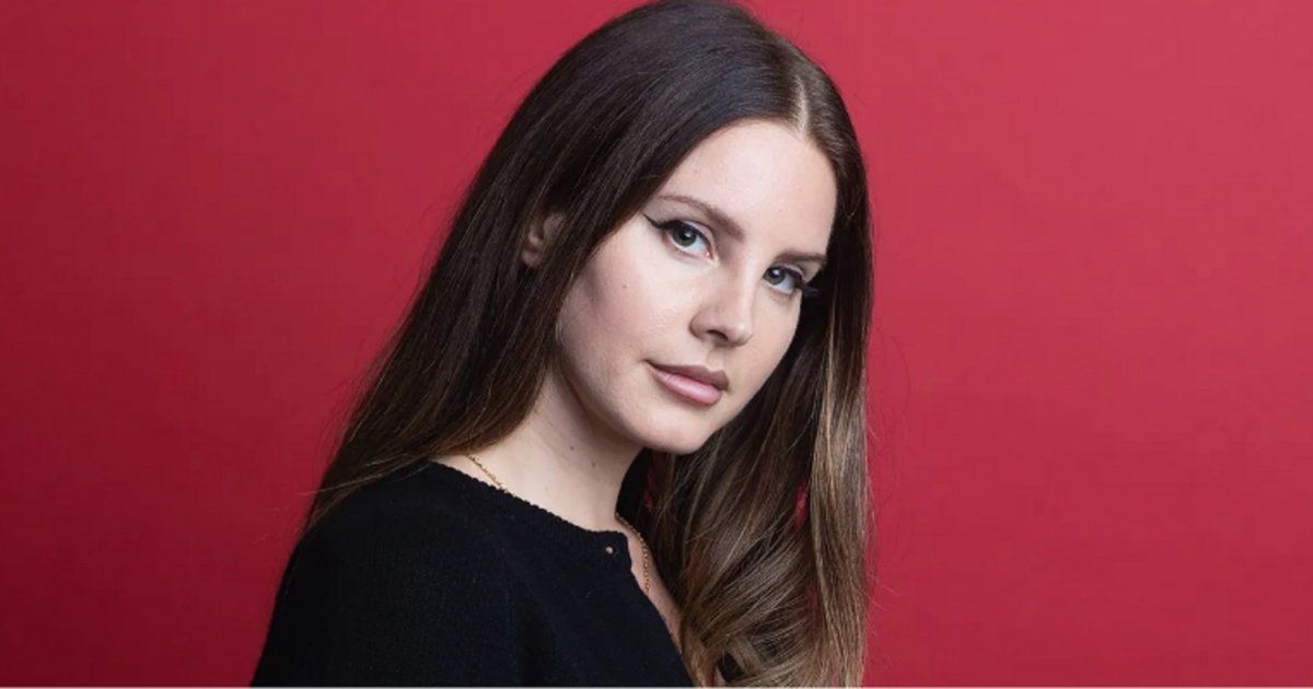 شاهد .. لانا ديل تشتري لوحة إعلانية واحدة وهي في مسقط رأس حبيبها السابق