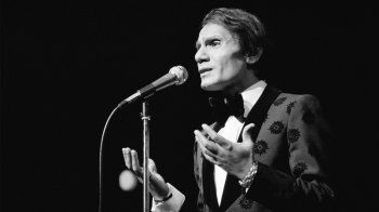 شاهد .. صورة نادرة لـ عبد الحليم حافظ أثناء توفيقه والتحقيق معه.. والسبب؟