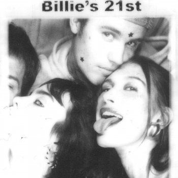 شاهد .. بالصور - بيلي إيليش تحتفل بعيد ميلادها في بدلة بابا نويل