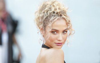 شاهد .. كيليان مبابي ينفصل عن حبيبته المتحول الجنسي بسبب إمرأة فائقة الجمال جذبته في قطر -بالصور