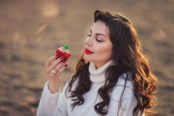 شاهد .. دارين حمزة بجلسة تصويرية على شواطئ المتوسط إحتفالا بعيد الميلاد المجيد