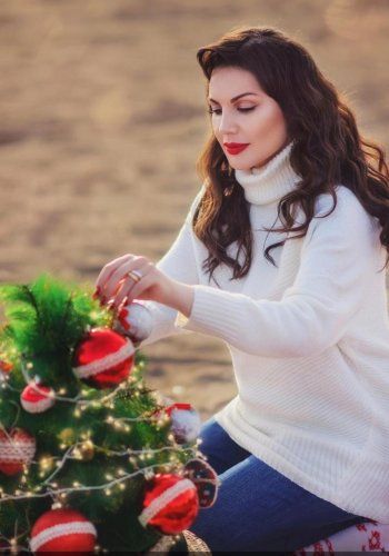 شاهد .. دارين حمزة بجلسة تصويرية على شواطئ المتوسط إحتفالا بعيد الميلاد المجيد