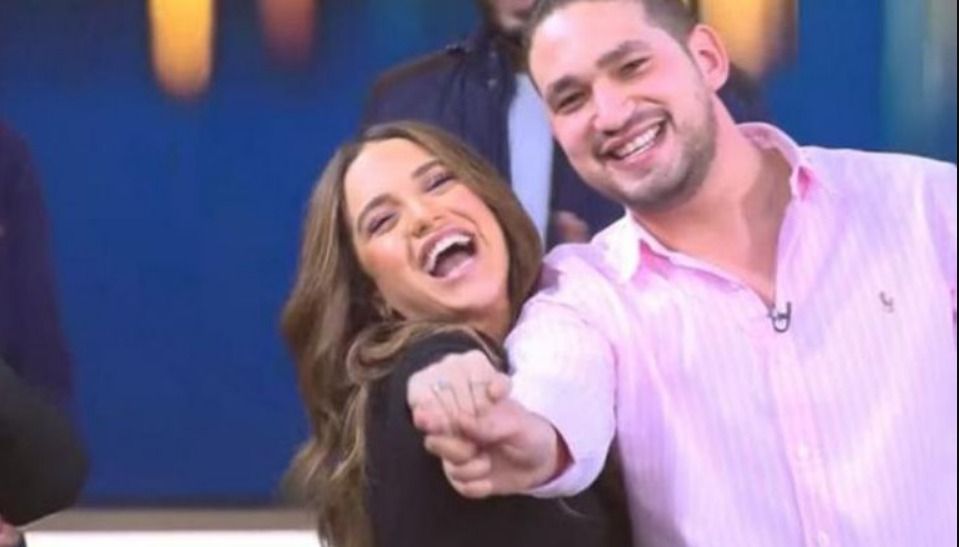 يارب ميطيرش زي الي قبله .. رنا رئيس بتحتفل بخطوبتها علي العريس التالت