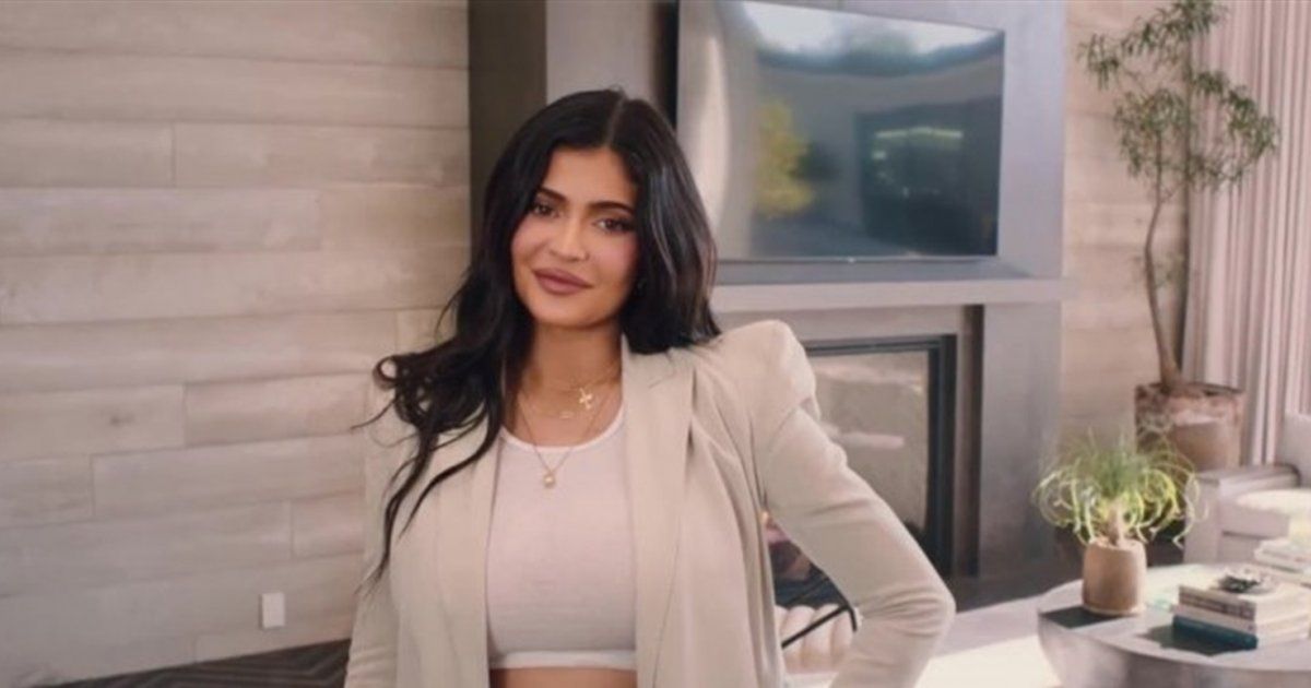 شاهد .. كايلي جينر تفاجئ الجمهور بفستان شفاف.. وسعر سترتها فاق التوقعات