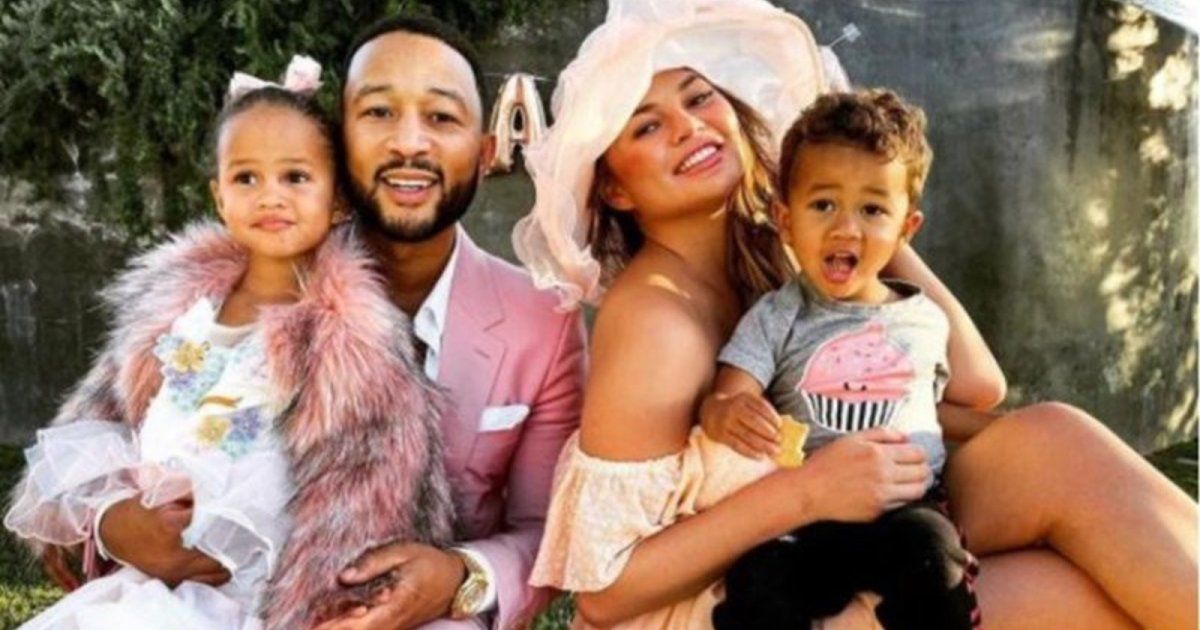 شاهد .. بالصور- كريسي تايغن وجون ليجند يستمتعان بعطلة إستوائية مع العائلة