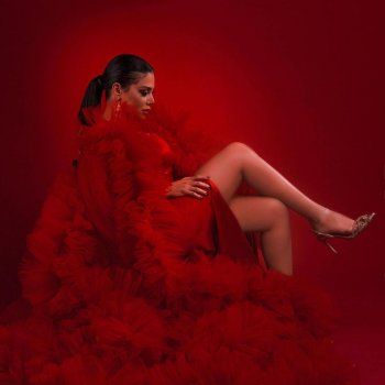 شاهد .. رانيا يوسف بإطلالة حمراء بالكامل.. وتحتفل بعيد الميلاد بجلسة تصوير مميزة