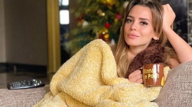 إيمان العاصي مستخبية في البطانية من البرد