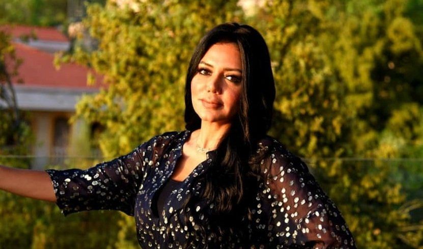 شاهد .. رانيا يوسف بإطلالة حمراء بالكامل.. وتحتفل بعيد الميلاد بجلسة تصوير مميزة