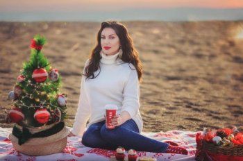 شاهد .. دارين حمزة بجلسة تصويرية على شواطئ المتوسط إحتفالا بعيد الميلاد المجيد