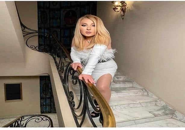 بالصور.. نادية الجندي بفستان أبيض جريء.. الجمهور بيعاكسها وخايفين عليها من الحسد