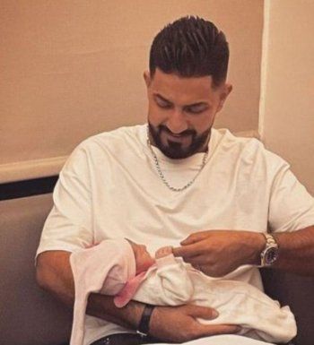 شاهد .. ماهر جاه يصبح وزوجته يستقبلان مولودهما الأول-بالصورة