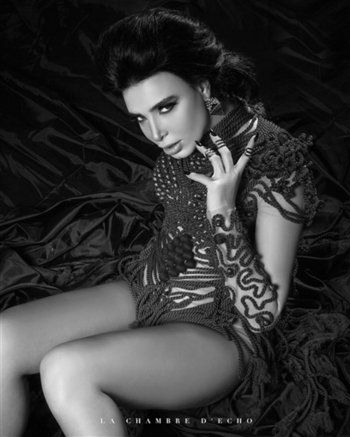 شاهد .. بعد غياب طويل.. ماريا بإطلالة جريئة باللون الأحمر