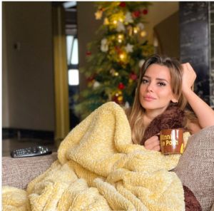 اتفرج .. إيمان العاصي تصعق الرجالة بظهور مثير من تحت البطانية