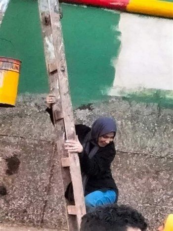 شاهد .. منى زكي تظهر بالحجاب وهي تتسلق سلماًَ.. وهكذا بدت- بالصور