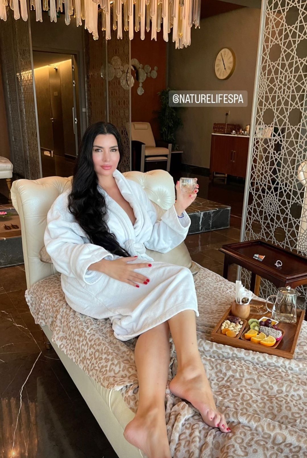 لاميتا فرنجية طلت علينا بالروب الأبيض – صور