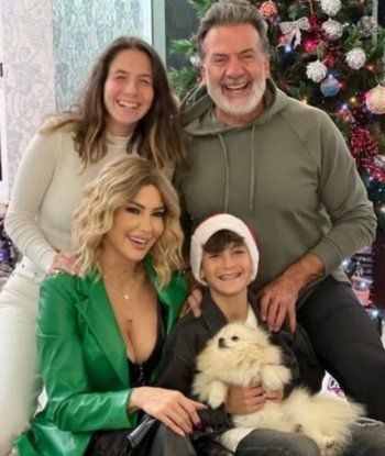 شاهد .. كريستينا صوايا تجتمع بطوني بارود وولديهما في عيد الميلاد-بالصورة