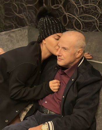 شاهد .. نوال الزغبي تطل على محبيها برفقة والدها.. والشبه بينهما كبير