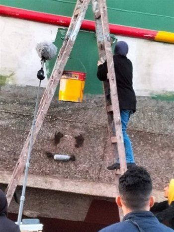 شاهد .. منى زكي تظهر بالحجاب وهي تتسلق سلماًَ.. وهكذا بدت- بالصور