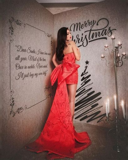 حلاوتك بالاحمر – هيفاء وهبي عروسة الكريسماس
