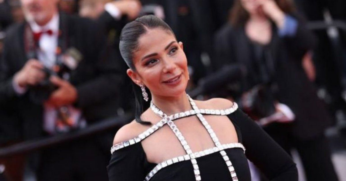 شاهد .. منى زكي تظهر بالحجاب وهي تتسلق سلماًَ.. وهكذا بدت- بالصور