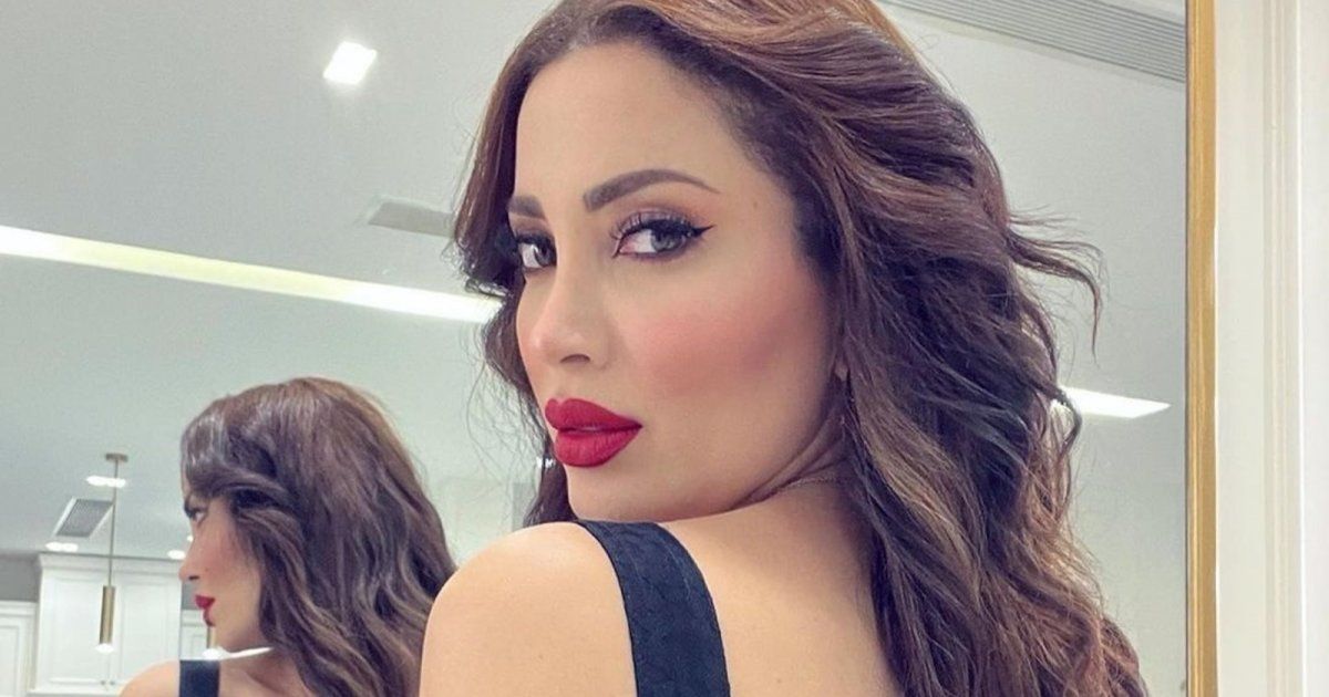 شاهد .. نسرين طافش تستبدل شجرة عيد الميلاد بنفسها.. وما فعلته غريب!!