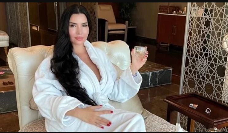 لاميتا فرنجية طلت علينا بالروب الأبيض – صور