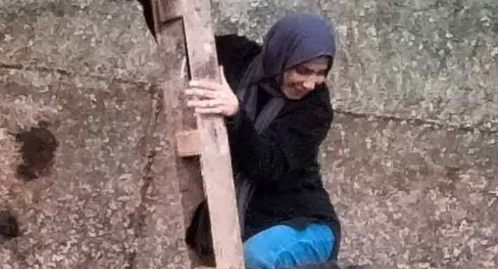 منذ فترة كبيرة – منى زكي تظهر بالحجاب