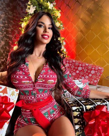 شاهد .. بإطلالة صادمة وجريئة للغاية.. هكذا إحتفلت ملكة جمال كرواتيا بالعيد