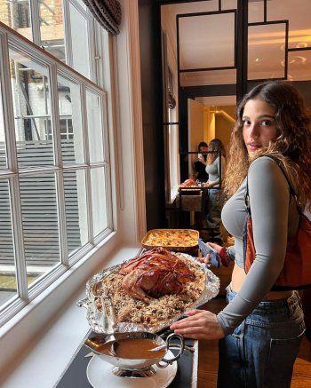 شاهد .. جنا عمرو دياب تحتفل برفقة شقيقتها كنزي والأصدقاء بعيد الميلاد-بالصور