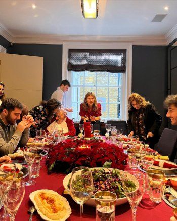 شاهد .. جنا عمرو دياب تحتفل برفقة شقيقتها كنزي والأصدقاء بعيد الميلاد-بالصور