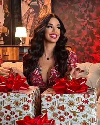 شاهد .. بإطلالة صادمة وجريئة للغاية.. هكذا إحتفلت ملكة جمال كرواتيا بالعيد