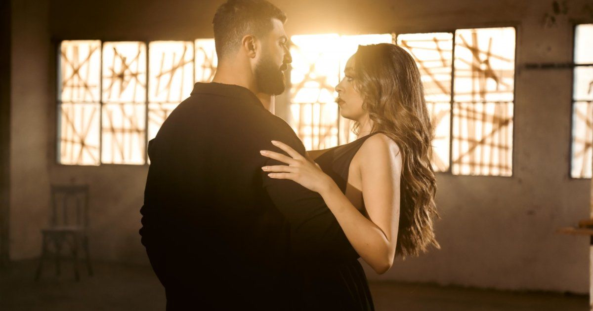 شاهد .. سيف نبيل يطل برومنسية كبيرة ويستعرض مهارته في الرقص