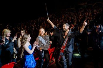 شاهد .. هاوزر يبدع عزفاً في حفلين بين براغ وبودابست-بالصور