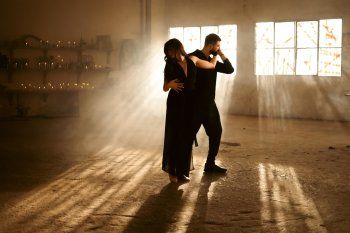 شاهد .. سيف نبيل يطل برومنسية كبيرة ويستعرض مهارته في الرقص