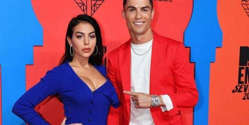 شاهد .. جورجينا رودريغيز تقدم لكريستيانو رونالدو هدية باهظة في عيد الميلاد وهذا ثمنها-بالفيديو