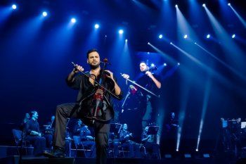 شاهد .. هاوزر يبدع عزفاً في حفلين بين براغ وبودابست-بالصور