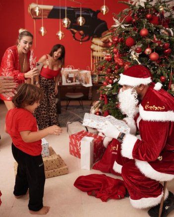 شاهد .. جويل ماردينيان تحتفل بعيد الميلاد بفستان أحمر جريء وابنتها تبدو أكبر سناً-بالصور