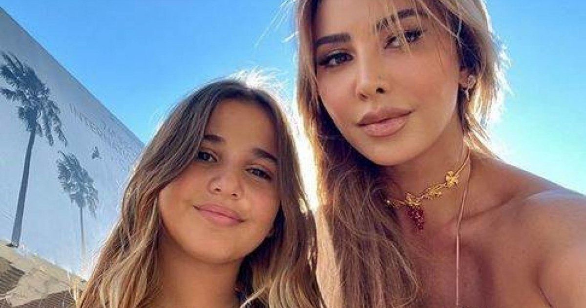 شاهد .. جويل ماردينيان تحتفل بعيد الميلاد بفستان أحمر جريء وابنتها تبدو أكبر سناً-بالصور