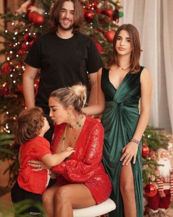 شاهد .. جويل ماردينيان تحتفل بعيد الميلاد بفستان أحمر جريء وابنتها تبدو أكبر سناً-بالصور