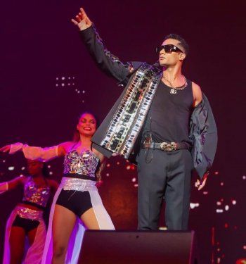 شاهد .. محمد رمضان يحيي افتتاح بطولة العالم للتنس في دبي بعرض ساحر-بالصور